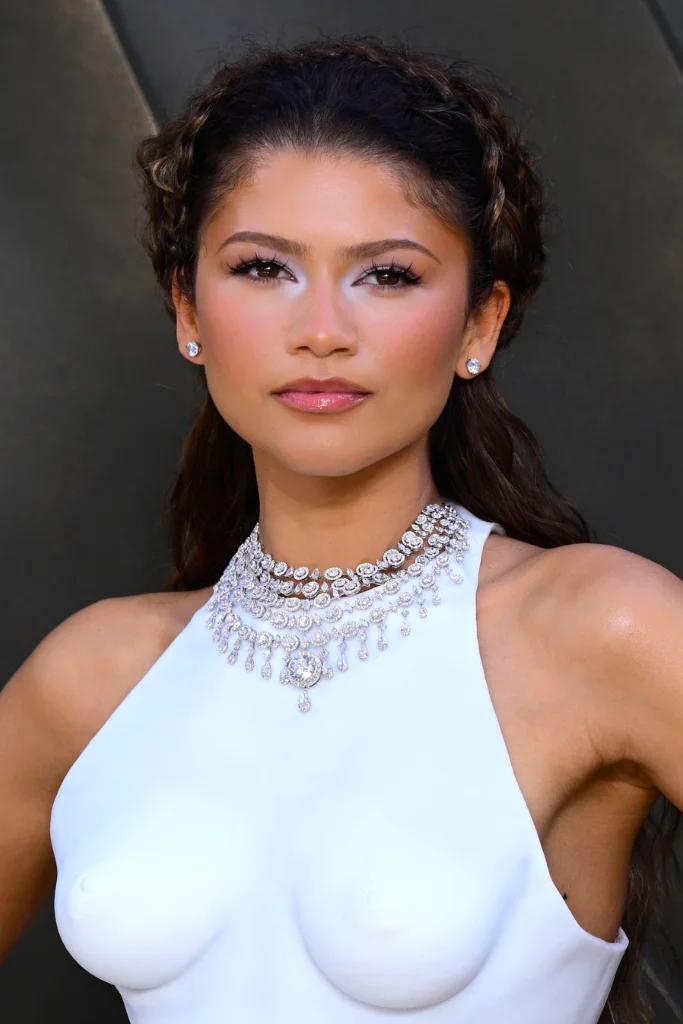 La actriz Zendaya presentó La Odisea en Londres con un beauty look inspirado por las diosas griegas.
