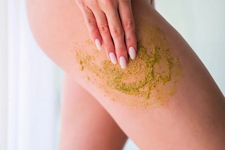 Es aconsejable realizar una exfoliación suave de la piel del cuerpo antes de una depilación láser y de usar un autobronceador.