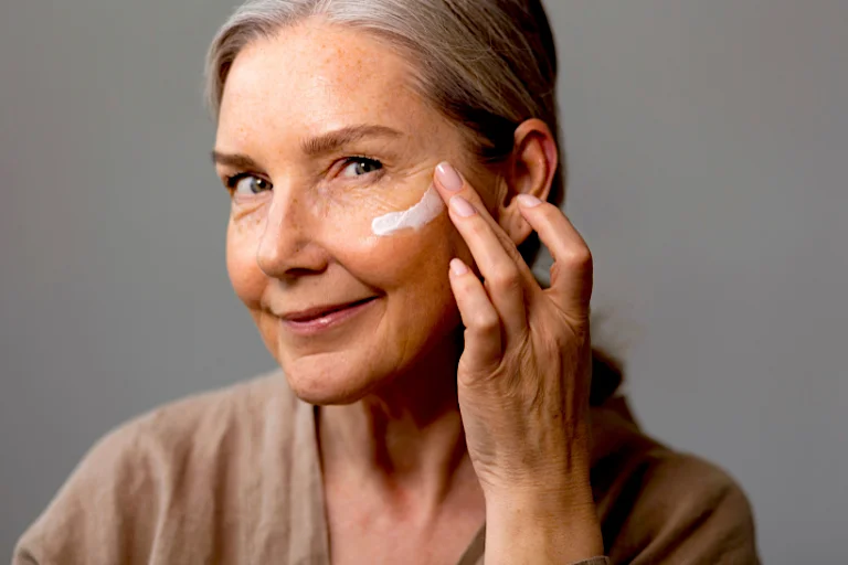 La cosmética skin longevity apuesta por cuidar de la piel desde un punto de vista más funcional y menos estético.