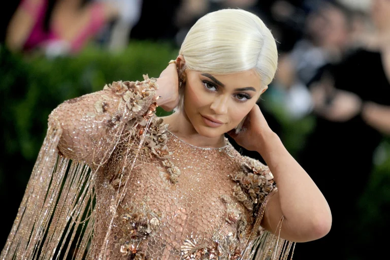 kylie-jenner-maquillaje-vibeofbeauty