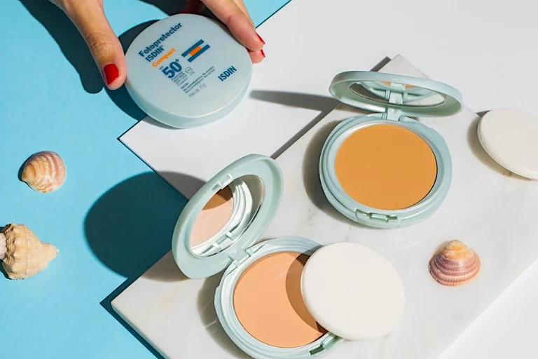 Para aprender cómo reaplicar la protección solar en polvo sobre el maquillaje conviene seguir las instrucciones de cada marca.