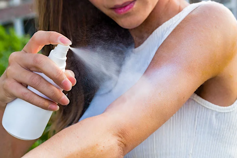 El formato spray es muy útil para aprender cómo reaplicar la protección solar varias veces al día.
