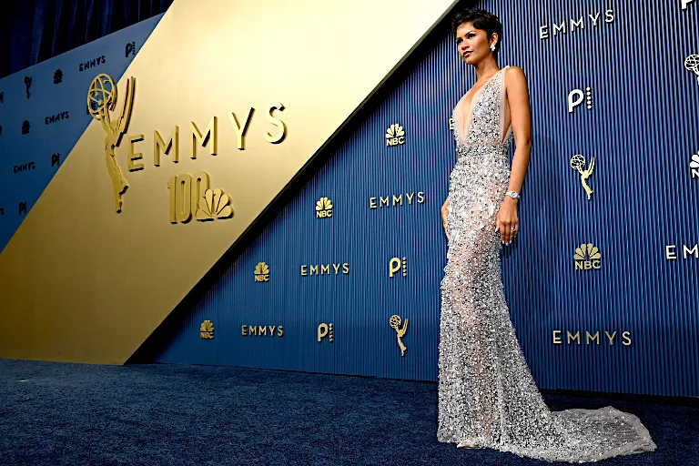 En los Premios Emmys 2026 la actriz Zendaya destacó con un look de belleza muy años 90.